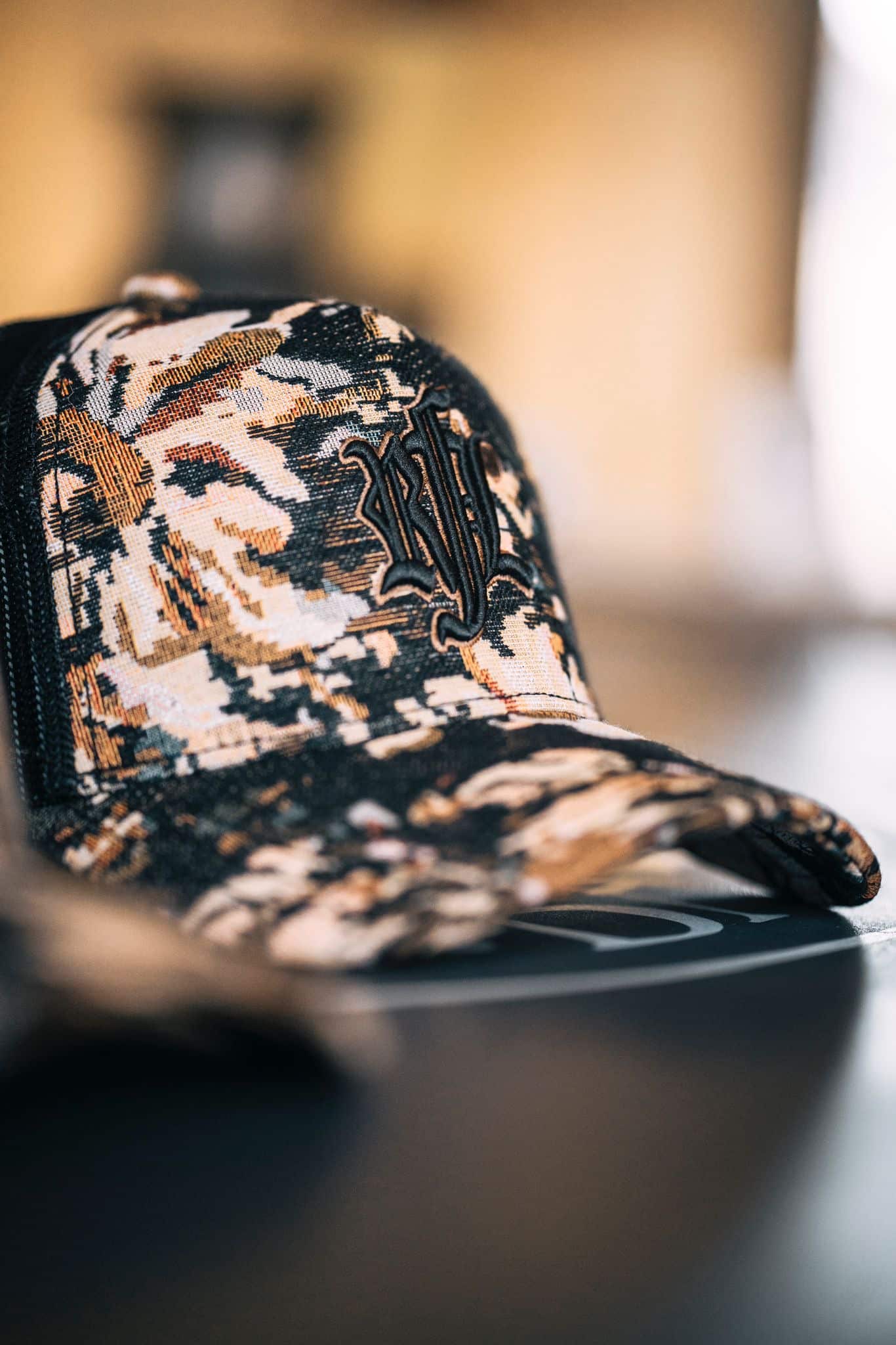 Trucker Cap N°222 REMEMBER – Detailansicht Tapisserie